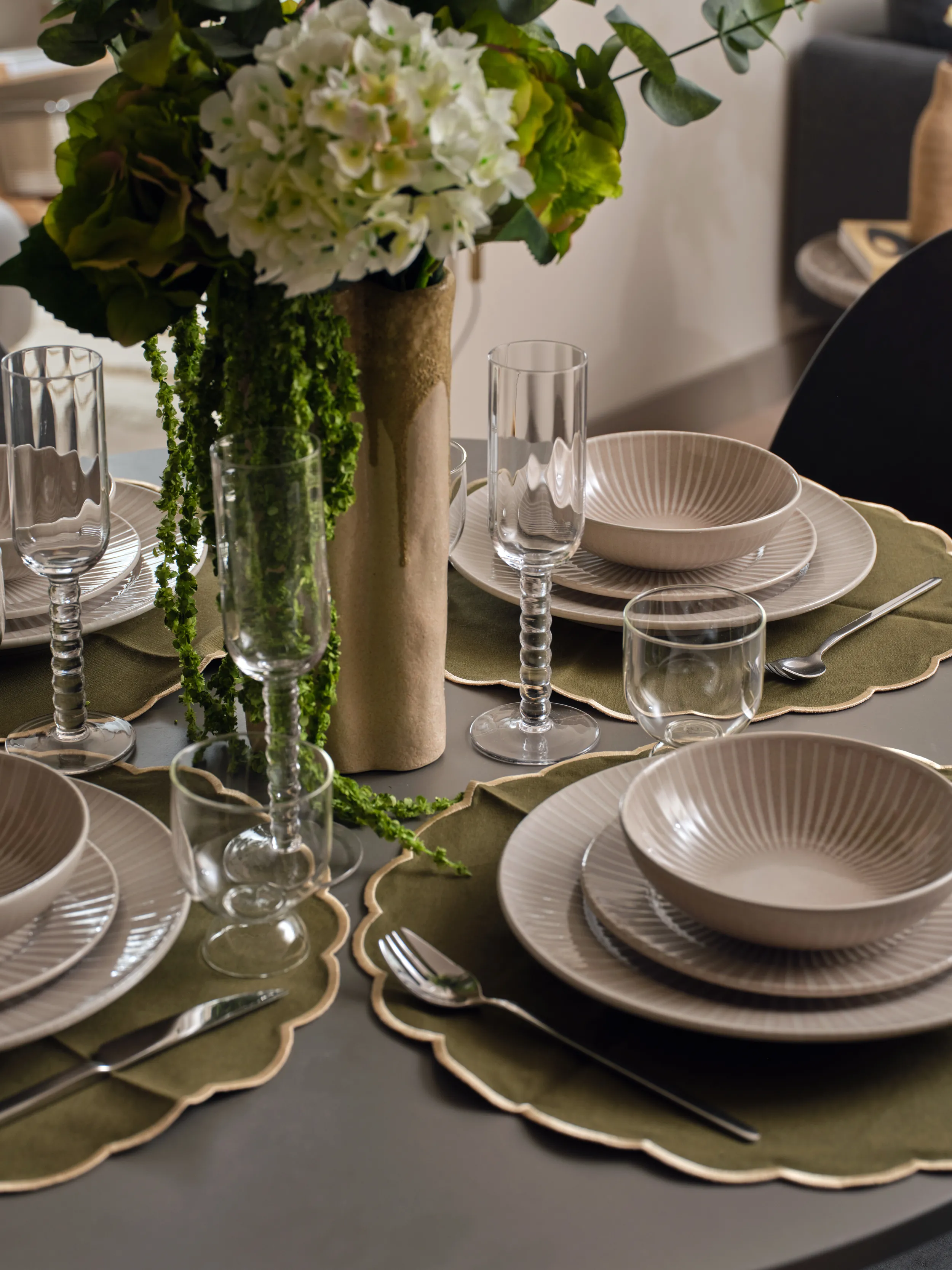 Bargate Quarter 2 bedroom dining table