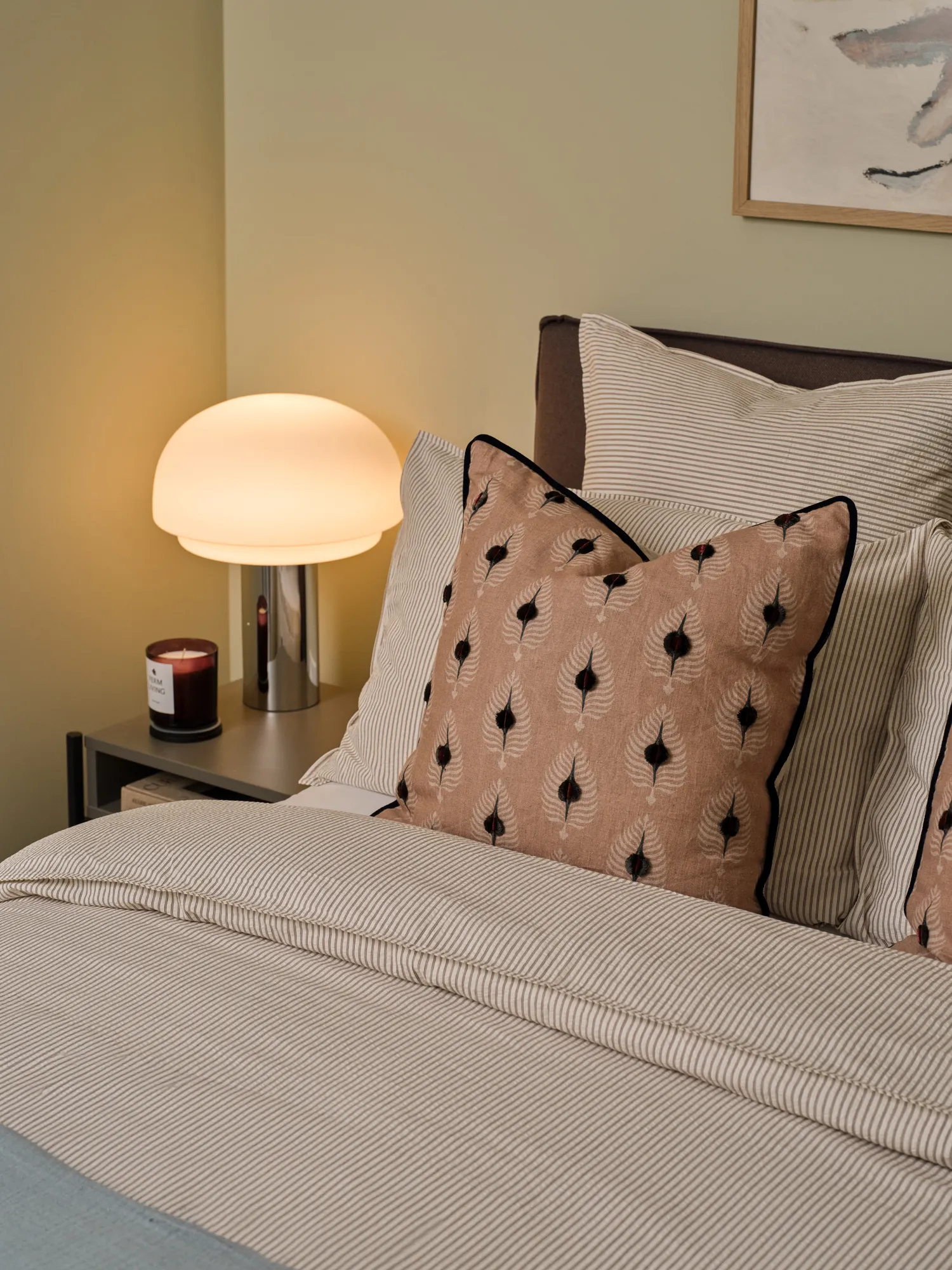 Bargate Quarter Southampton - Studio apartment bed lamp